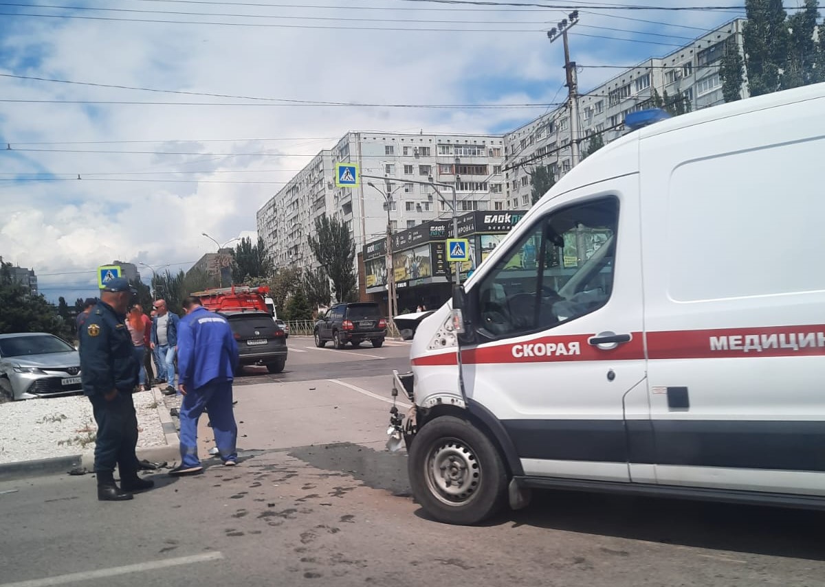 В Волжском «Камри» столкнулась со скорой помощью